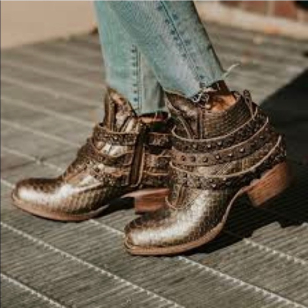 🎉Host Pick🎉 RARE  freebird by Steven freebird truth studded short ankle boots
